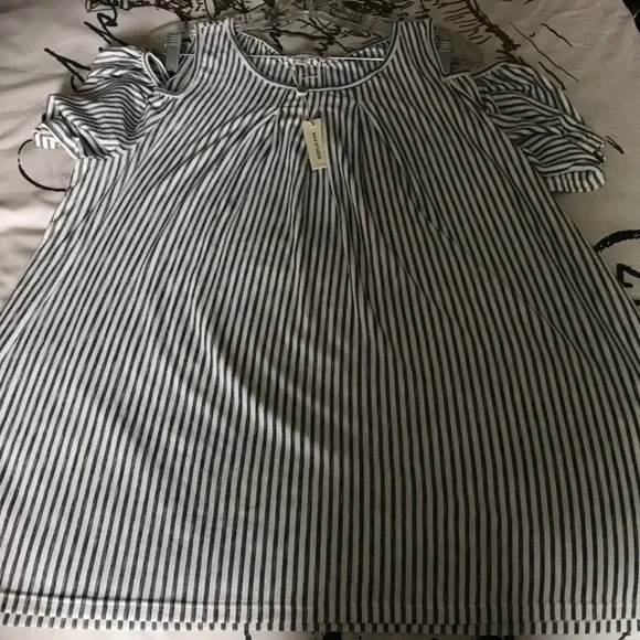 Cold Shoulder Top - Picture 5 of 7